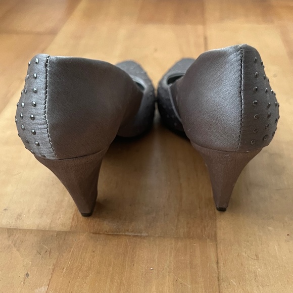 Metal studded silver satin pumps - Picture 5 of 5